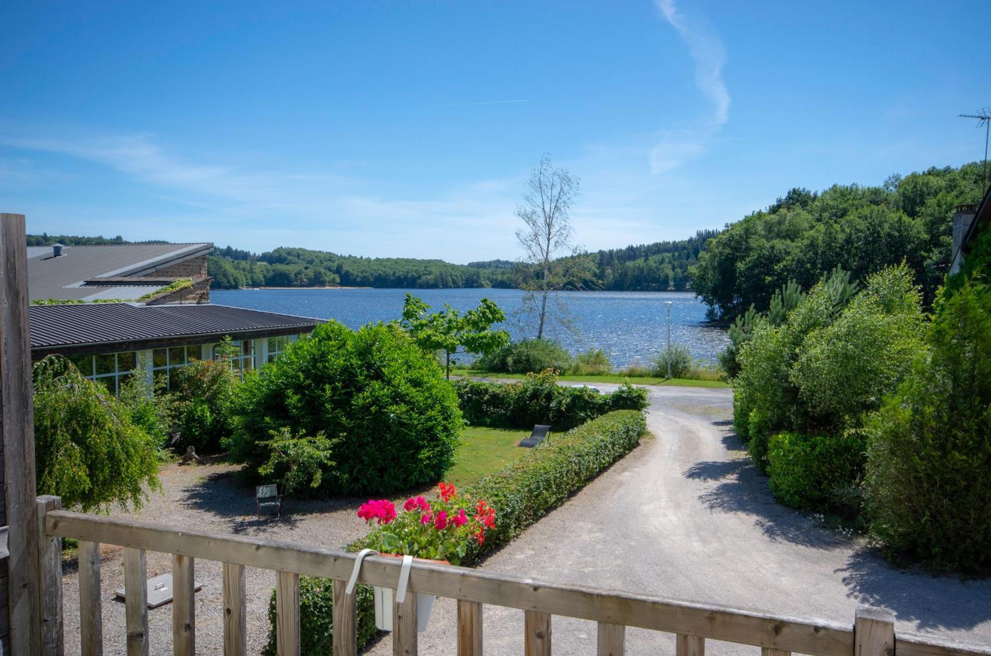 Logis Hotel Du Lac Neuvic  ภายนอก รูปภาพ