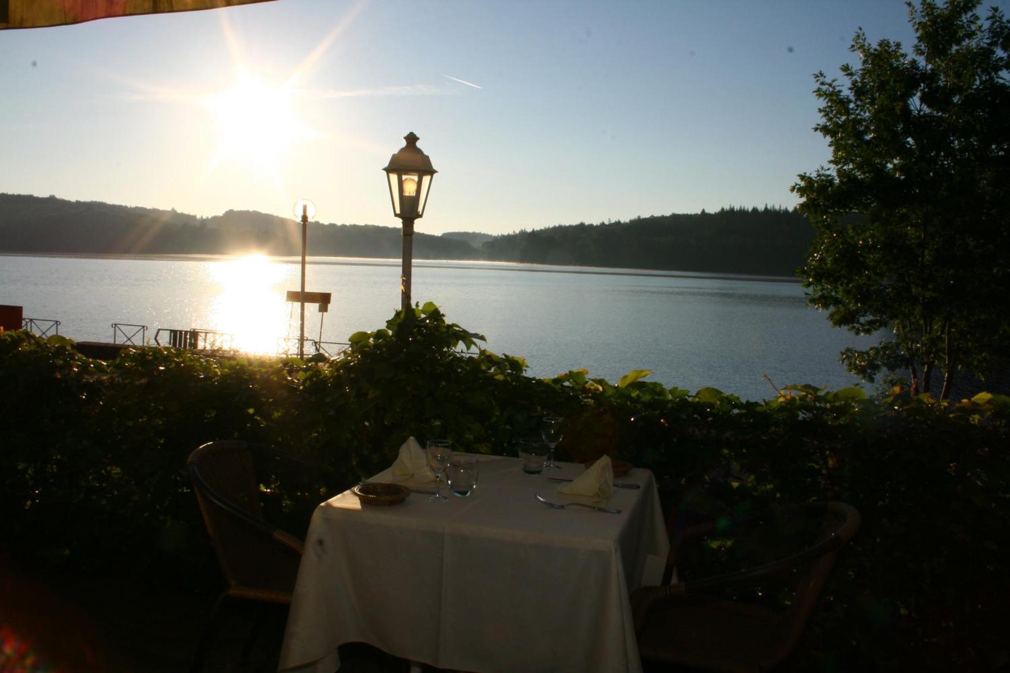 Logis Hotel Du Lac Neuvic  ภายนอก รูปภาพ