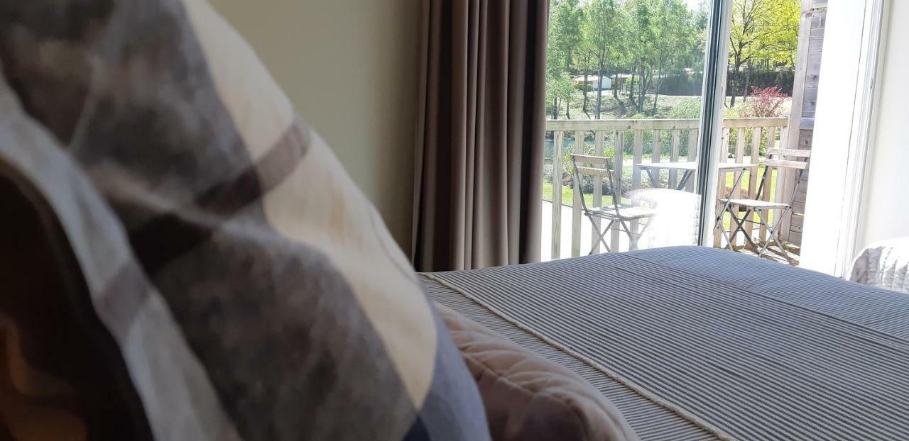 Logis Hotel Du Lac Neuvic  ภายนอก รูปภาพ