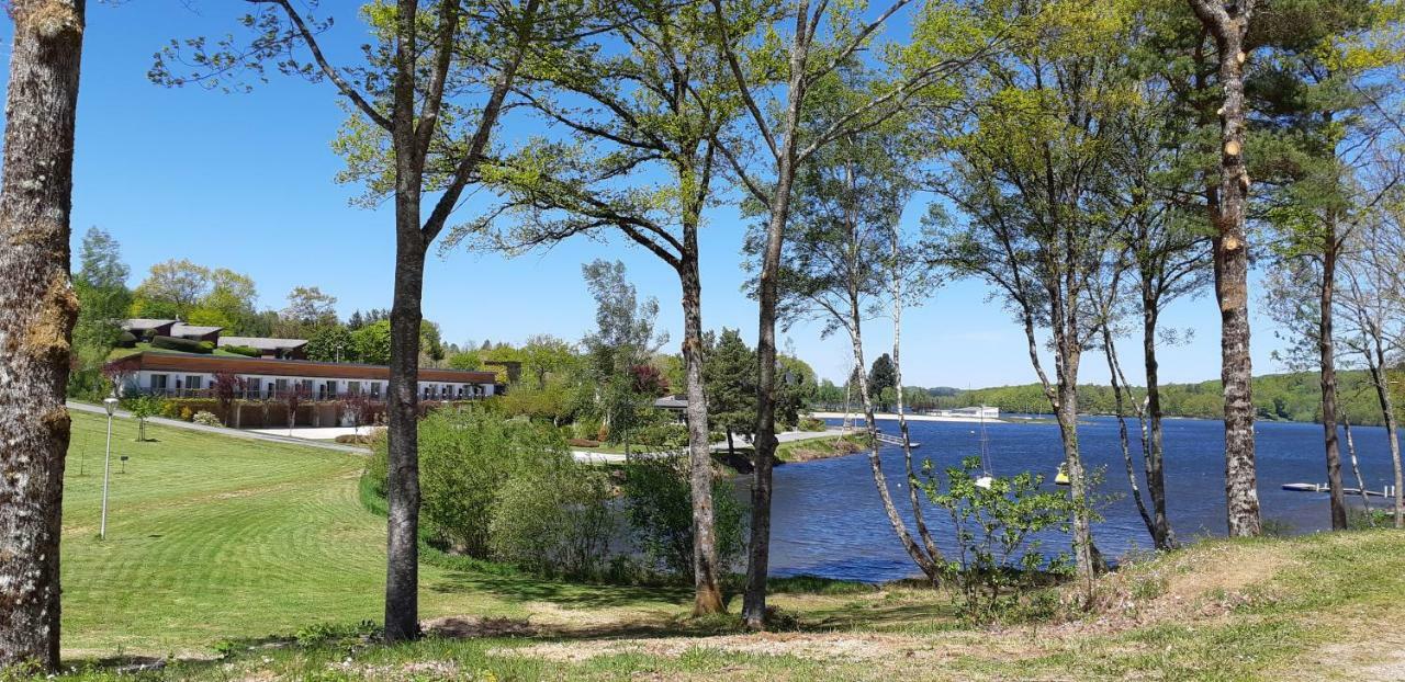 Logis Hotel Du Lac Neuvic  ภายนอก รูปภาพ